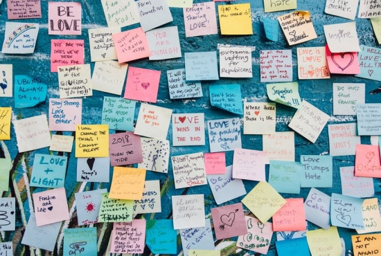 Love Bombing: πώς η κακοποίηση κατασκευάζεται στην εφηβική ηλικία.